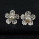 Brinco base detalhada com pérola