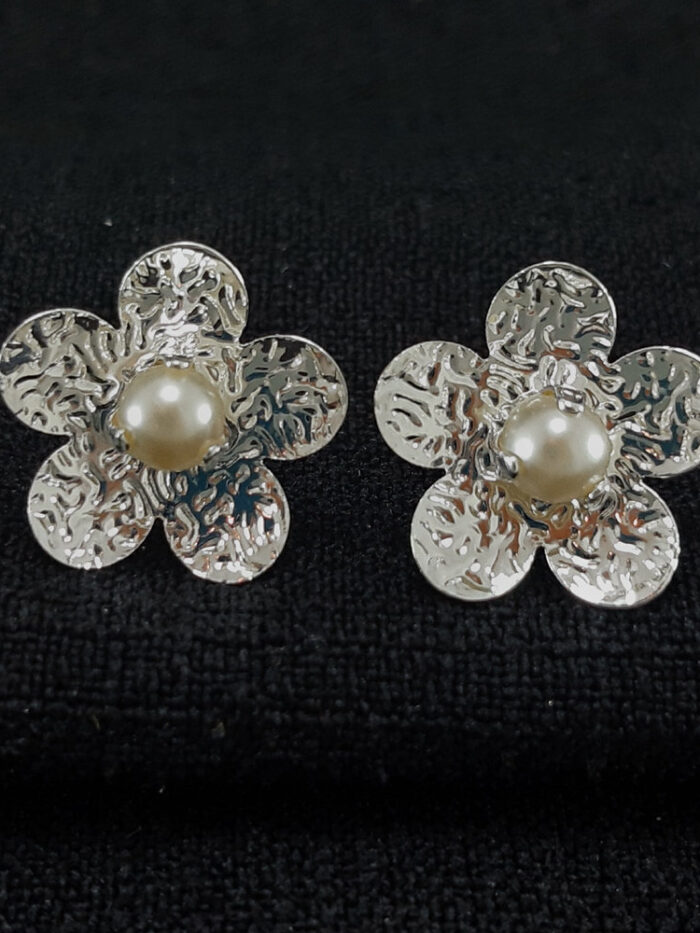 Brinco base detalhada com pérola