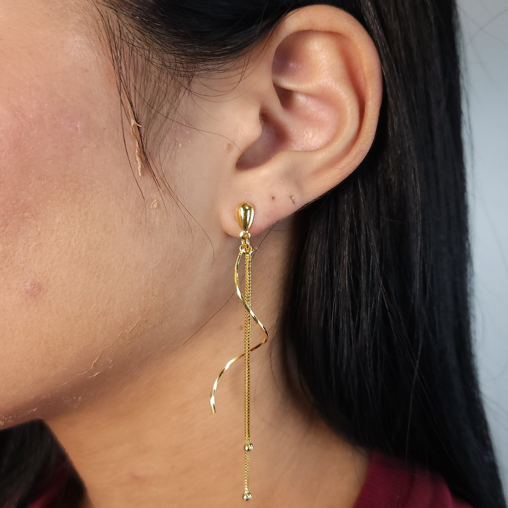 Brinco modelo fio ondulado e liso