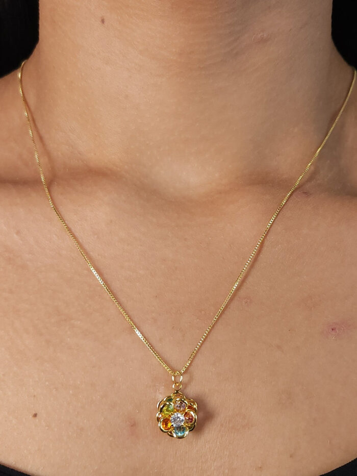 Gargantilha flor pétalas coloriadas com detalhe ponto de luz