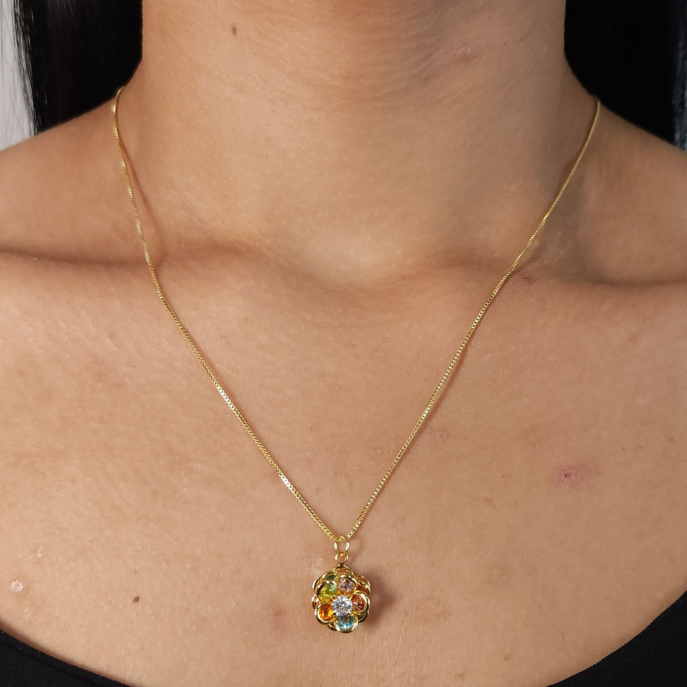 Gargantilha flor pétalas coloriadas com detalhe ponto de luz