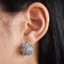 Brinco flor detalhada