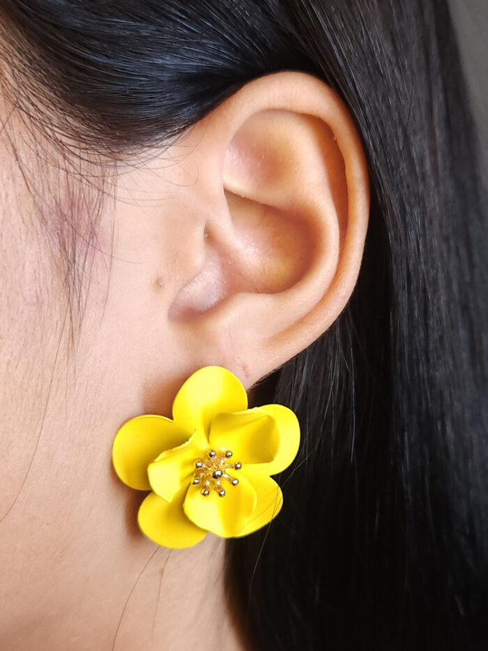 Brinco flor resinado com detalhe dourado