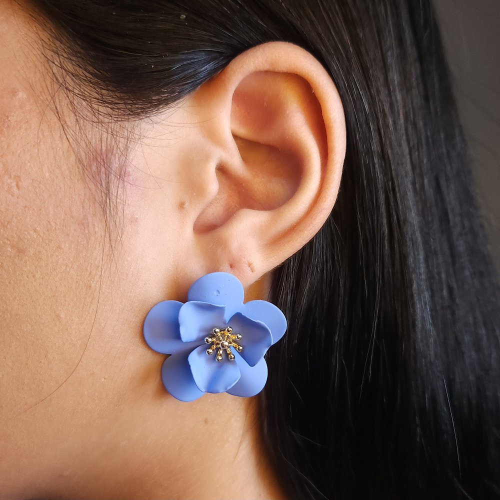 Brinco flor resinado com detalhe dourado - Imagem 5