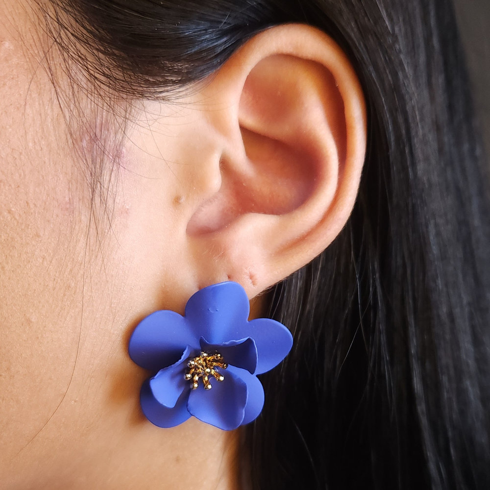 Brinco flor resinado com detalhe dourado - Imagem 4