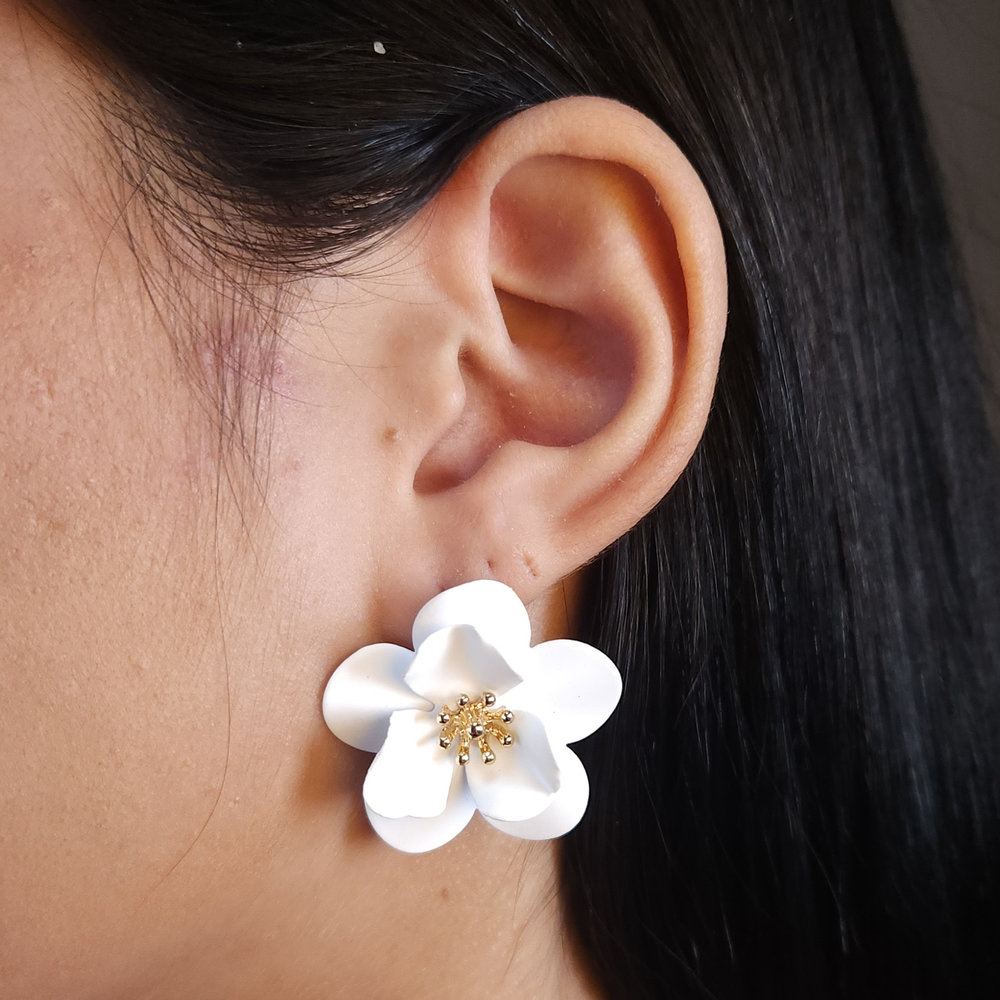 Brinco flor resinado com detalhe dourado - Imagem 8