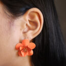 Brinco flor resinado com detalhe dourado