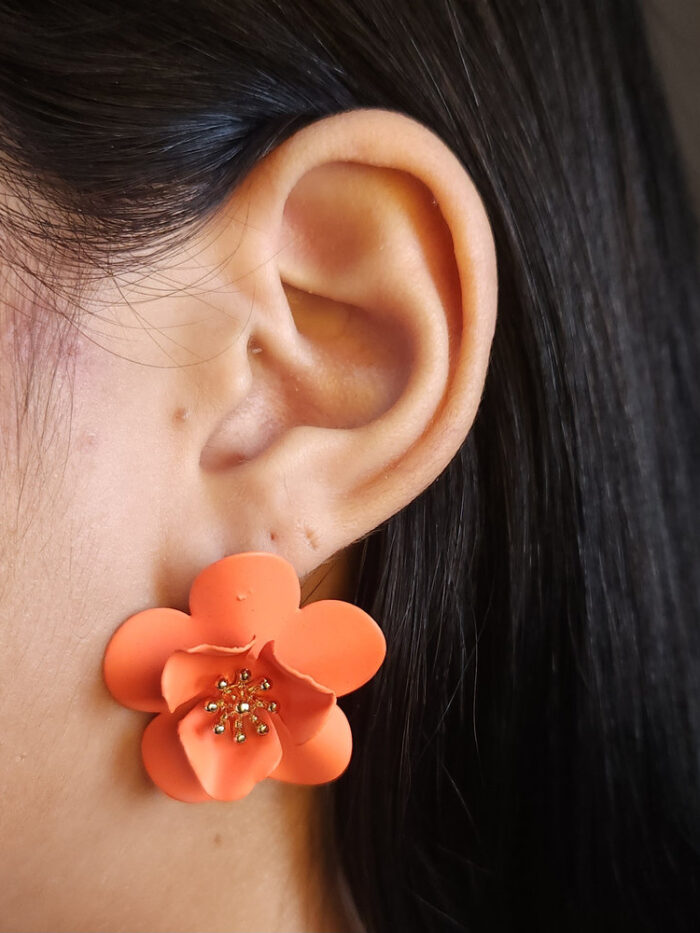 Brinco flor resinado com detalhe dourado