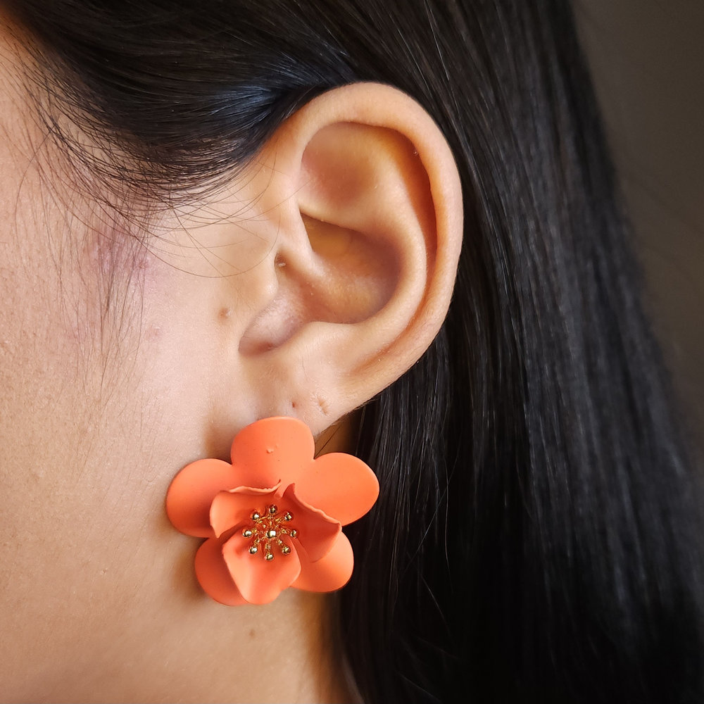 Brinco flor resinado com detalhe dourado