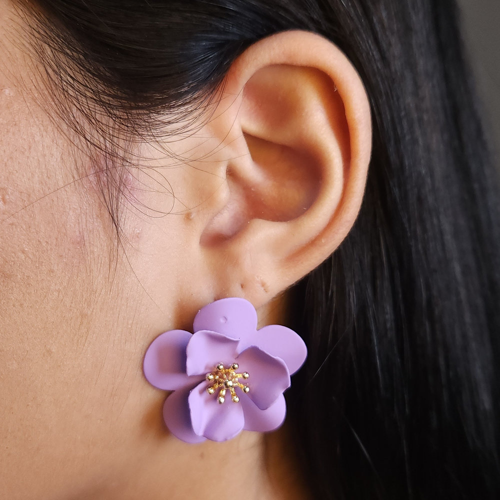 Brinco flor resinado com detalhe dourado - Imagem 2