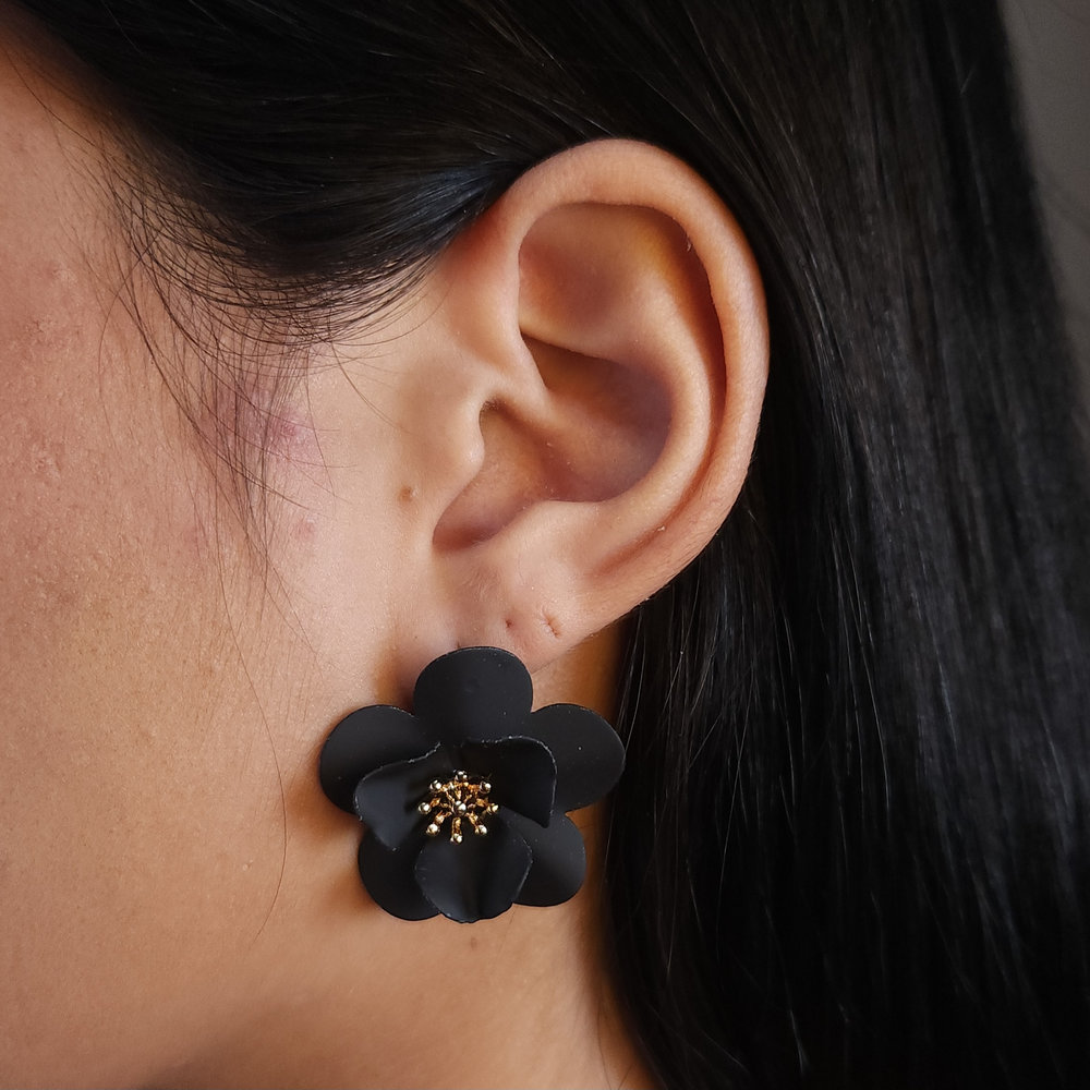 Brinco flor resinado com detalhe dourado - Imagem 6