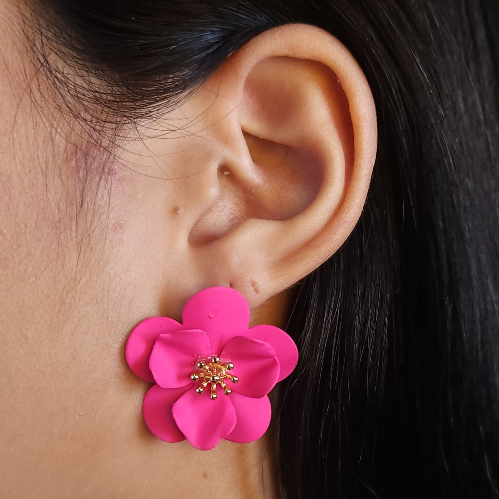 Brinco flor resinado com detalhe dourado - Imagem 9