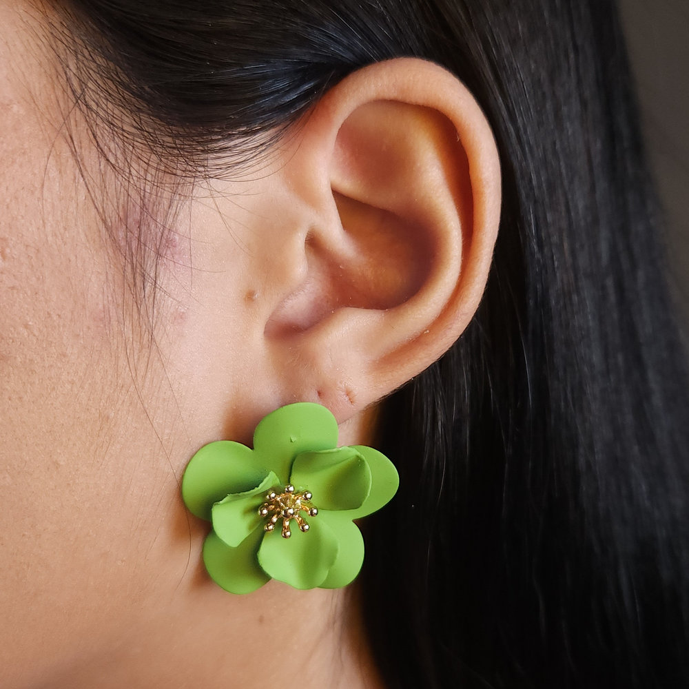 Brinco flor resinado com detalhe dourado - Imagem 11