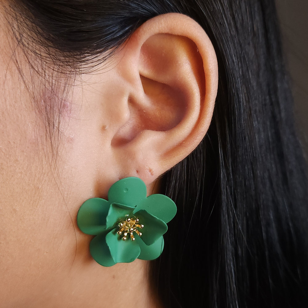 Brinco flor resinado com detalhe dourado - Imagem 7