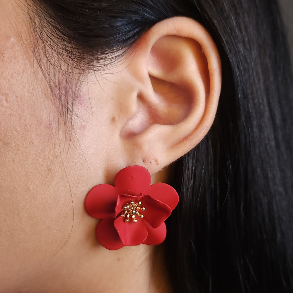 Brinco flor resinado com detalhe dourado - Imagem 3