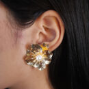 Brinco modelo flor detalhe em pérola