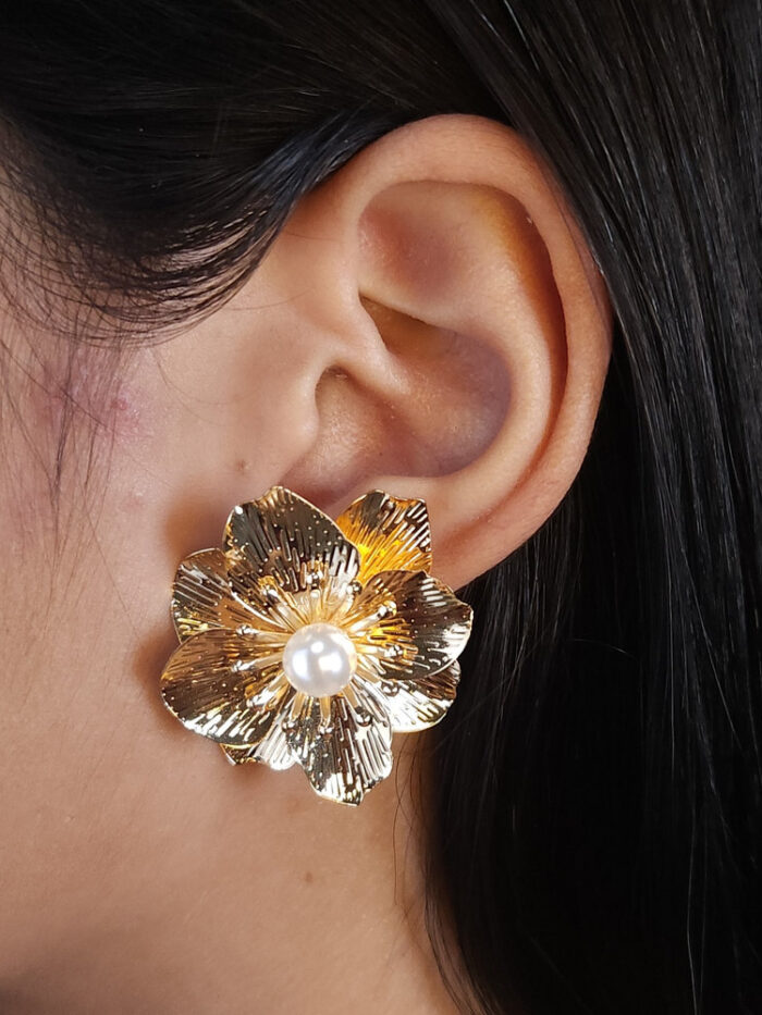 Brinco modelo flor detalhe em pérola