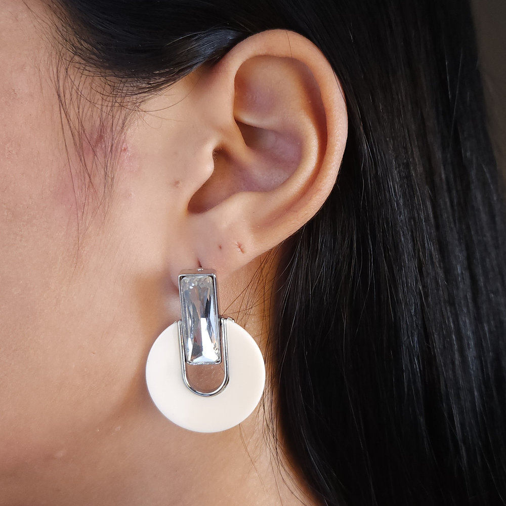 Brinco base pedra baguete com pêndulo