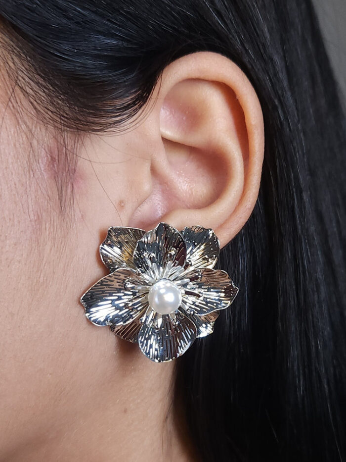 Brinco flor detalhada com pérola central