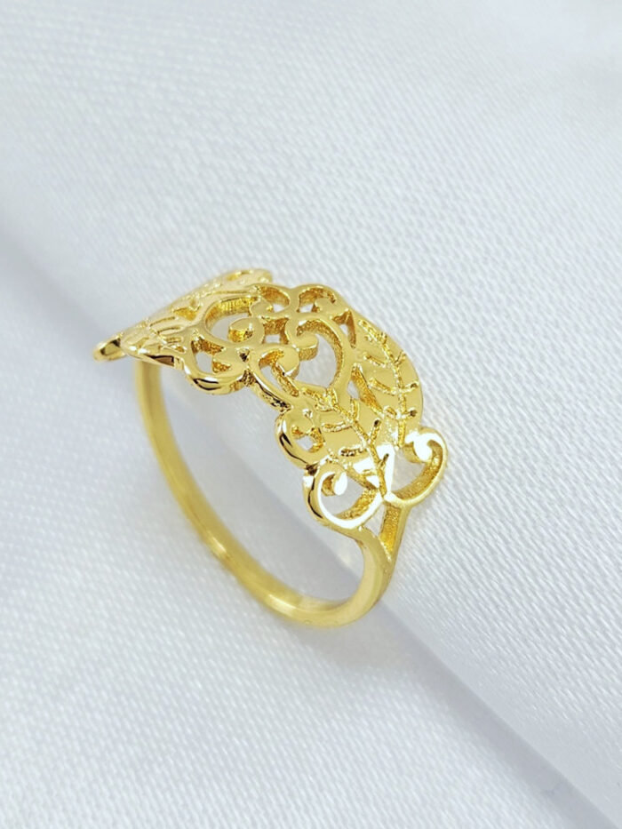 Anel vazado detalhado com folhas