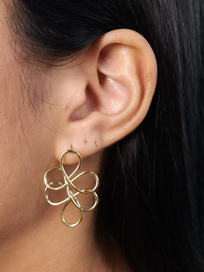 Brinco entrelaçado fio liso