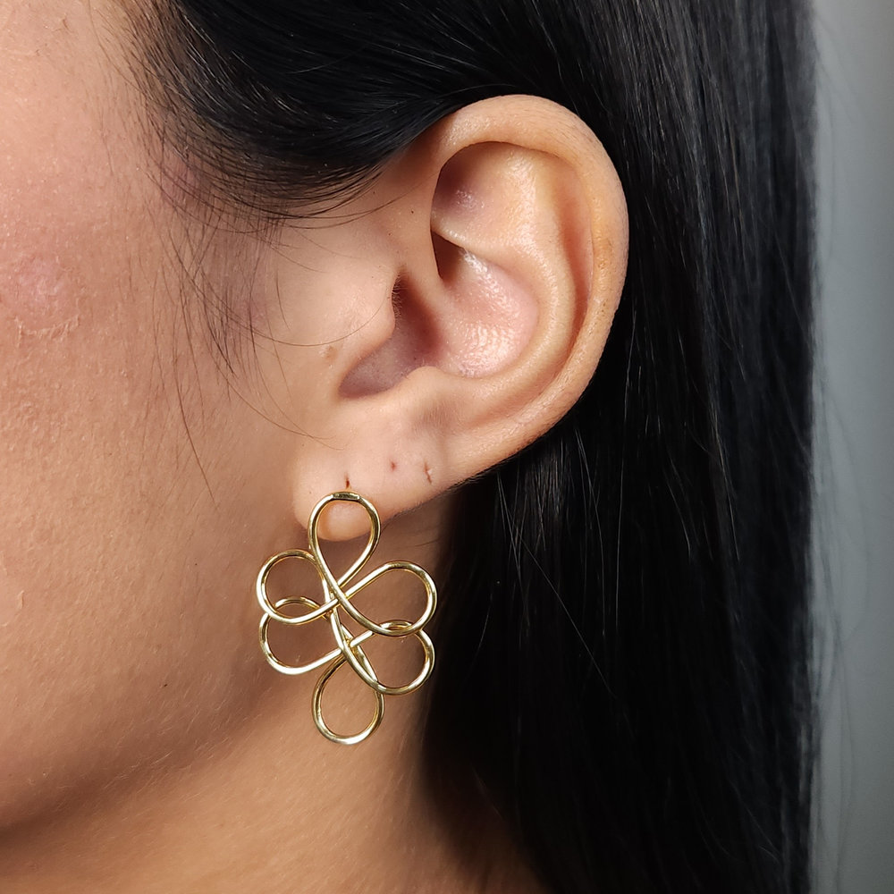 Brinco entrelaçado fio liso