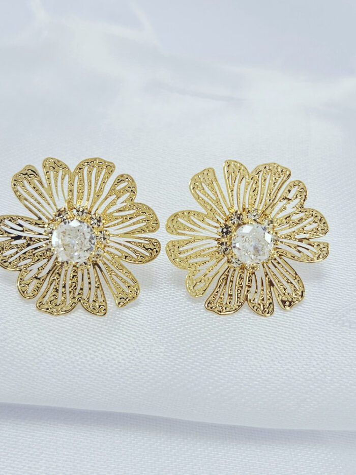 Brinco flor com detalhe em ponto de luz