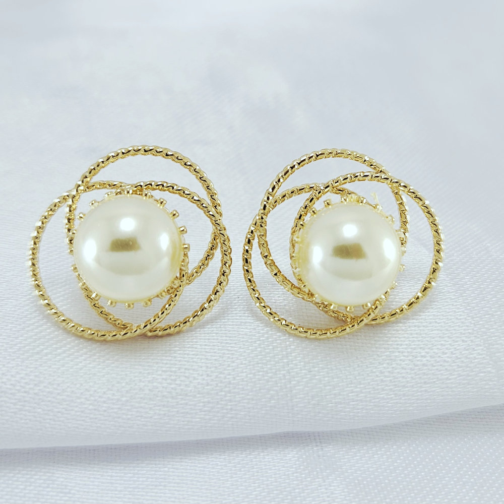 Brinco fio fosco com pérola central