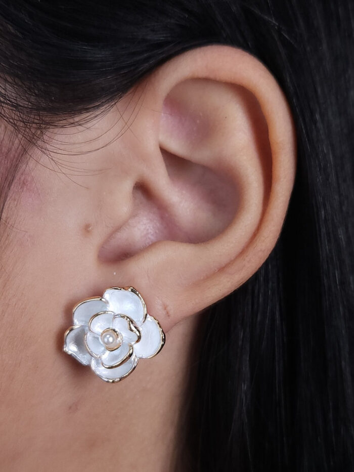 Brinco flor esmaltada com pérola