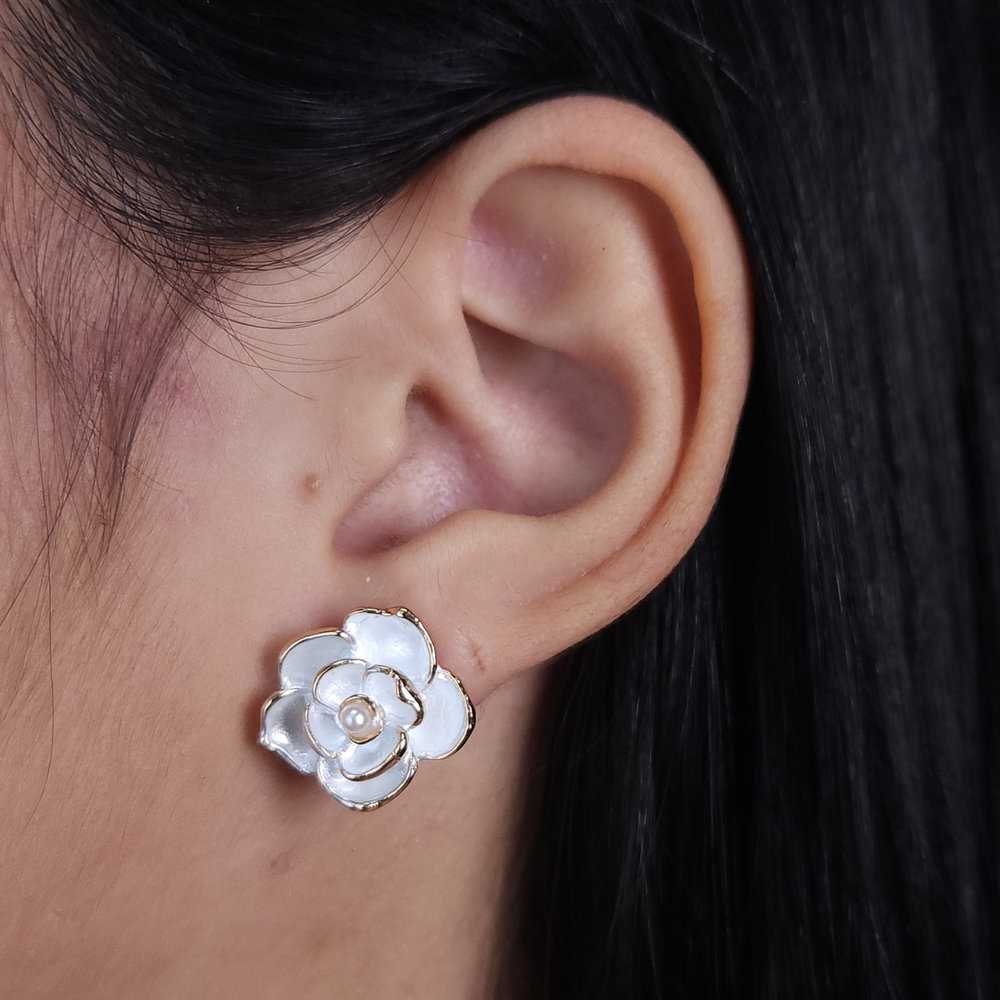 Brinco flor esmaltada com pérola