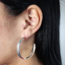 Brinco argola estilo fio boleado aberto