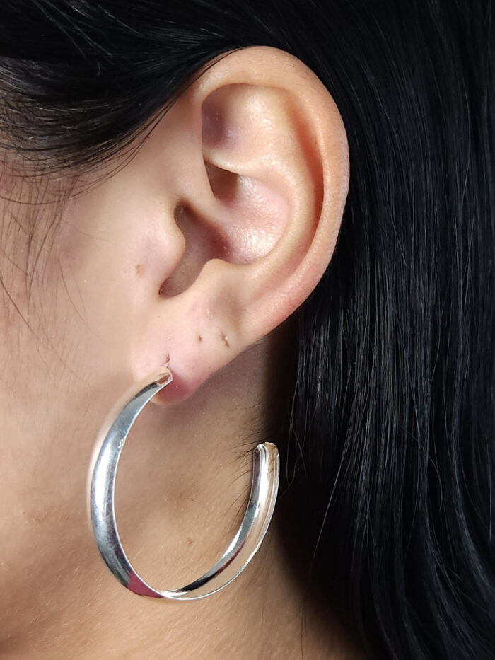 Brinco argola estilo fio boleado aberto