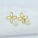 Brinco flor vazado detalhe em pérola