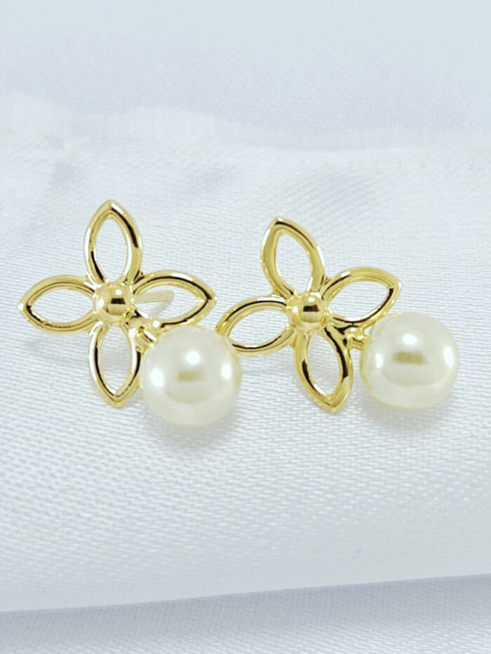 Brinco flor vazado detalhe em pérola