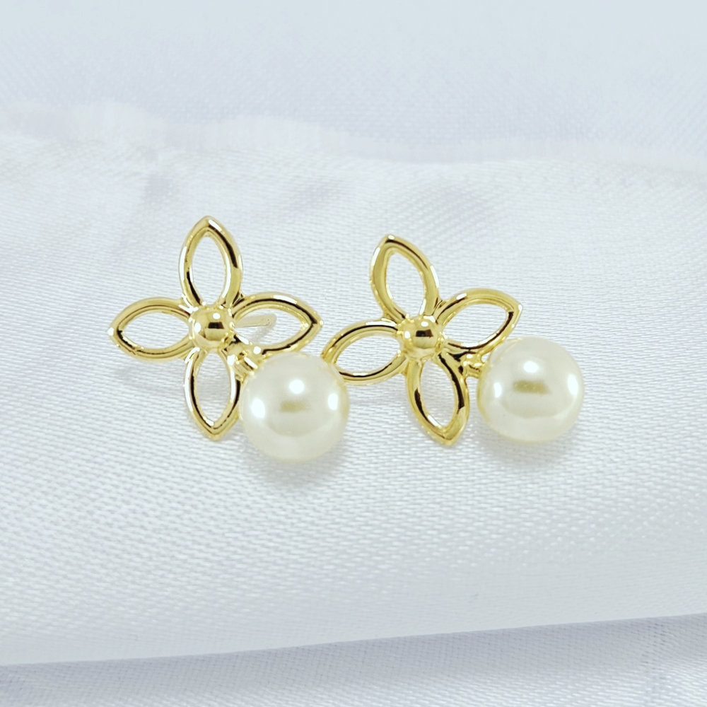 Brinco flor vazado detalhe em pérola