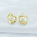 Brinco pérola com fios dourados