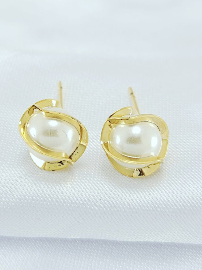 Brinco pérola com fios dourados