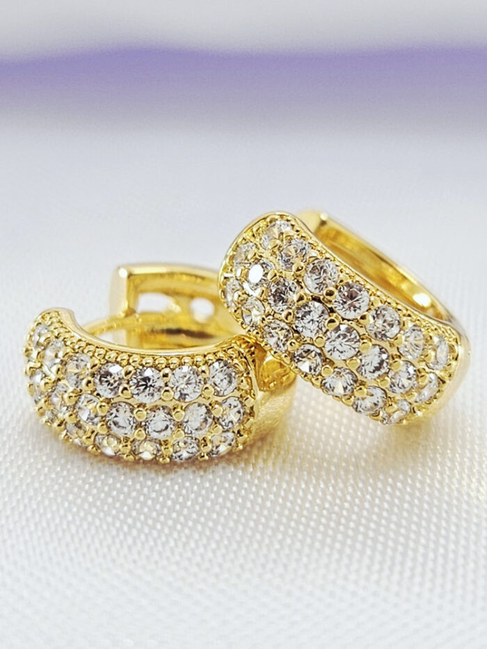 Brinco argolinha boleada cravejada