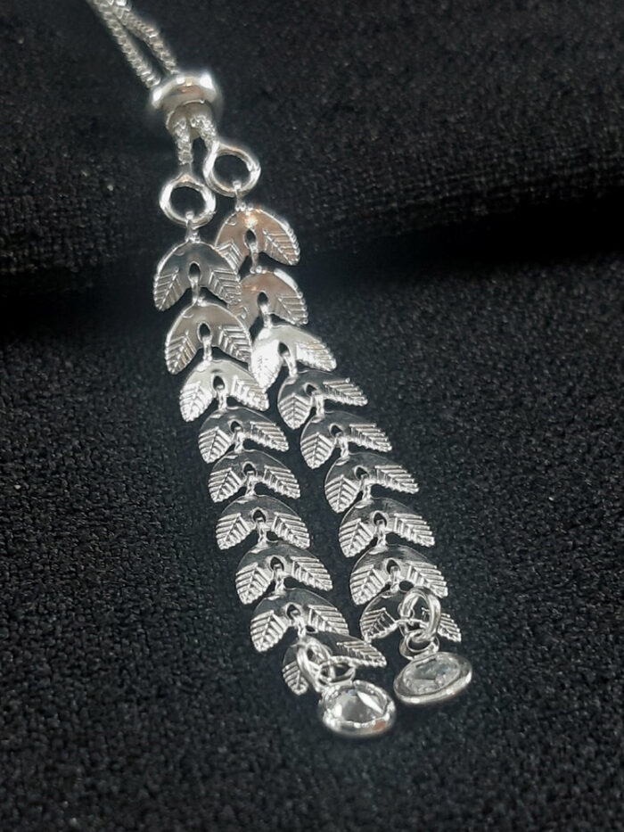 Gravatinha folhas detalhadas com ponto de luz