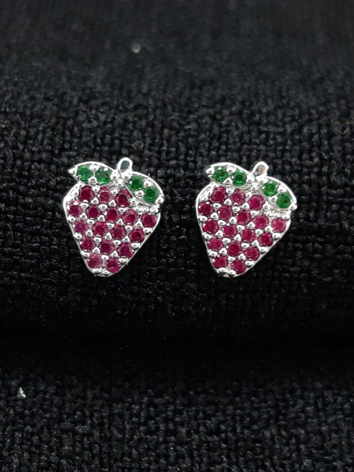 Brinco morango detalhe cravejado