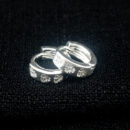 Brinco argolinha coração detalhado