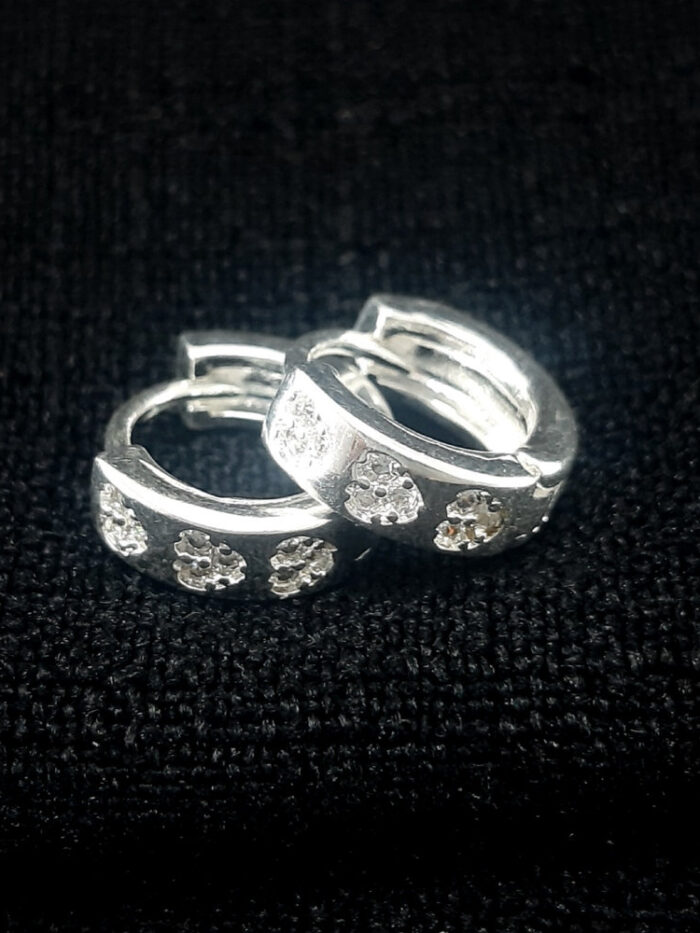 Brinco argolinha coração detalhado