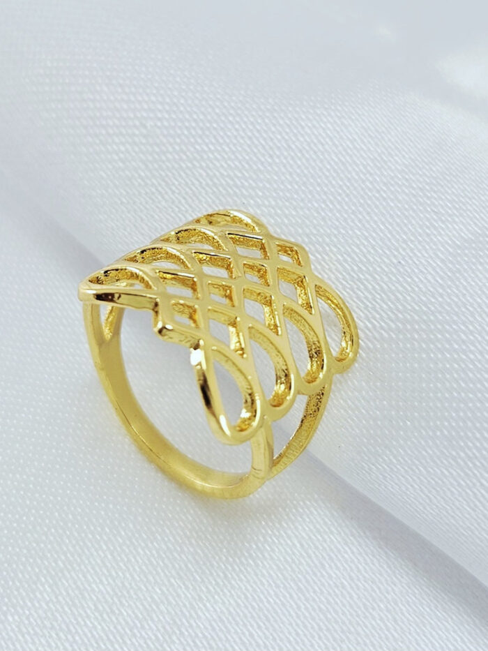 Anel detalhe fios vazados e detalhados