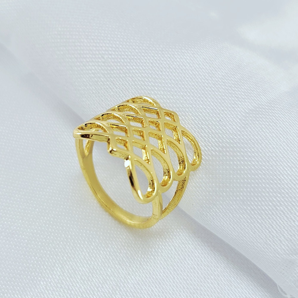 Anel detalhe fios vazados e detalhados