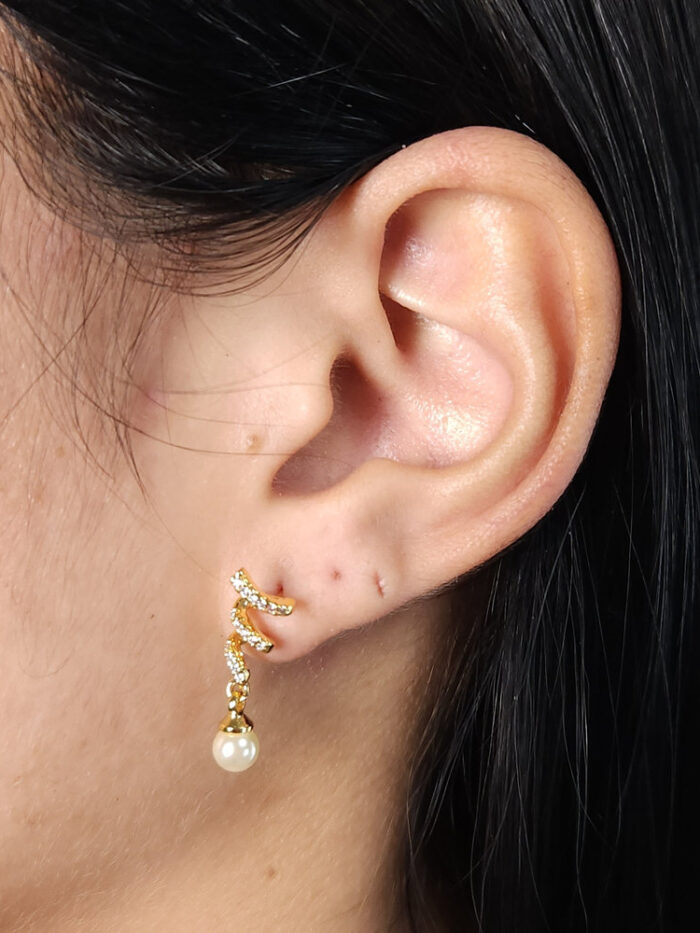 Brinco fio ondulado cravejado com pêndulo pérola