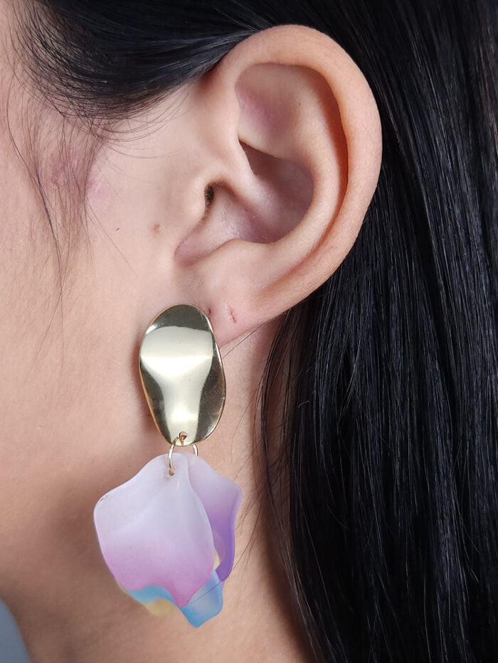 Brinco fosco ondulado colorido com base lisa