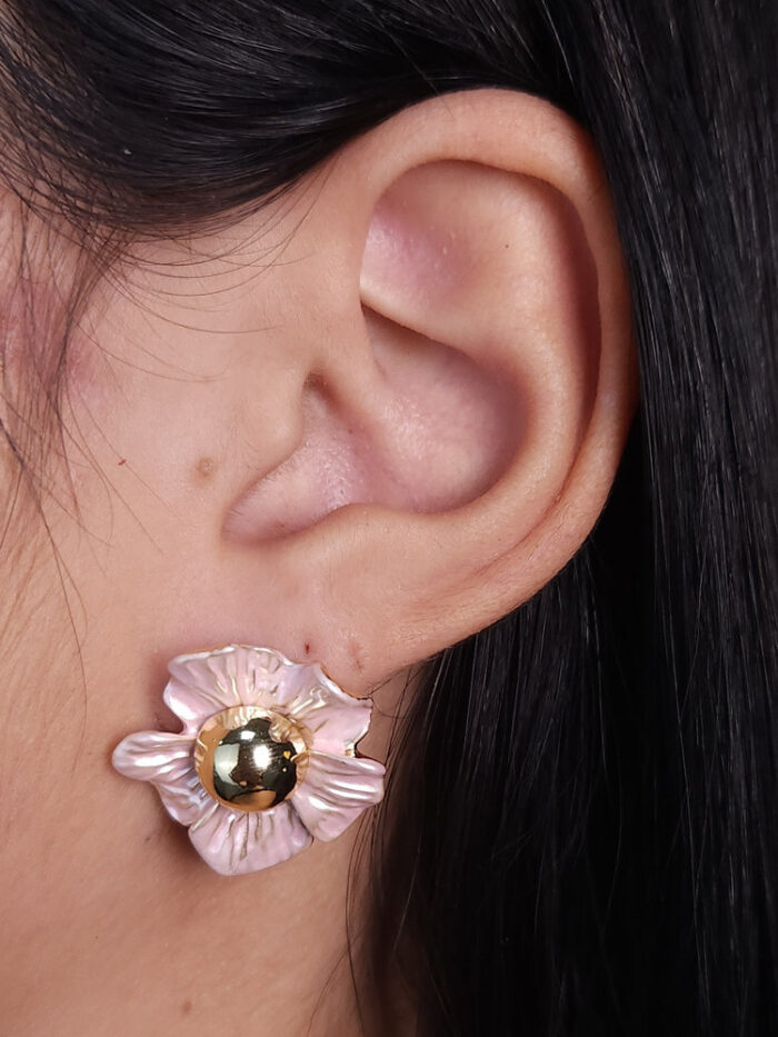 Brinco flor com detalhe bola dourada