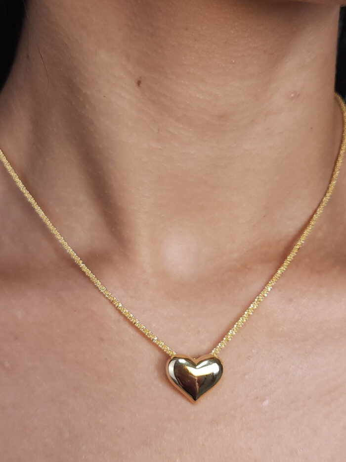 Gargantilha detalhada com pingente de coração