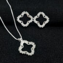 Conjunto trevo vazado com borda cravejada