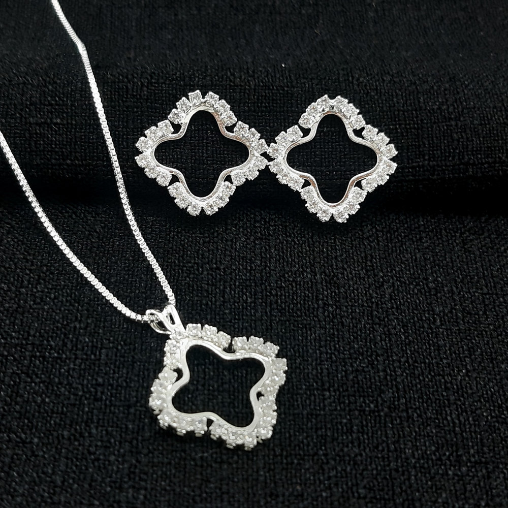 Conjunto trevo vazado com borda cravejada